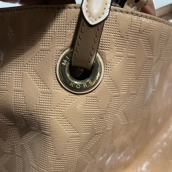 Michael Kors, beige patent leather monogram tote - Picture 2 of 4
